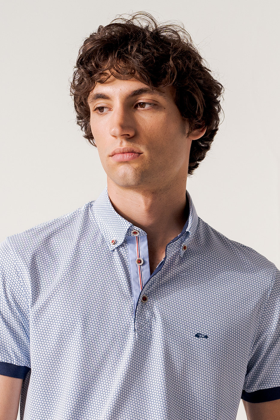 Polo punto técnico ultraelástico estampado marino y blanco