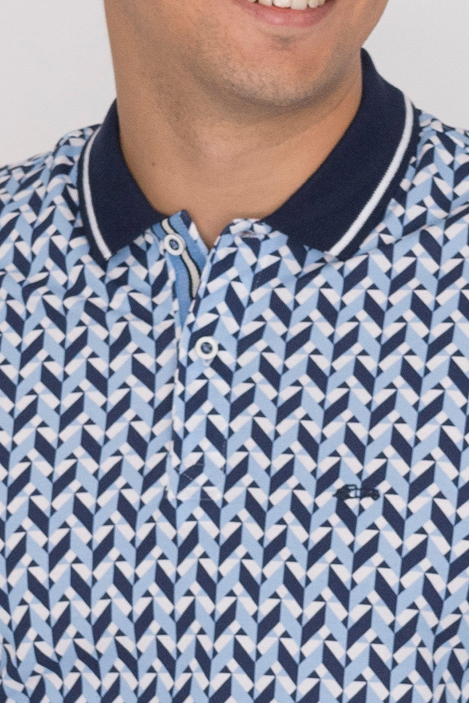 Polo single jersey estampado celeste y marino