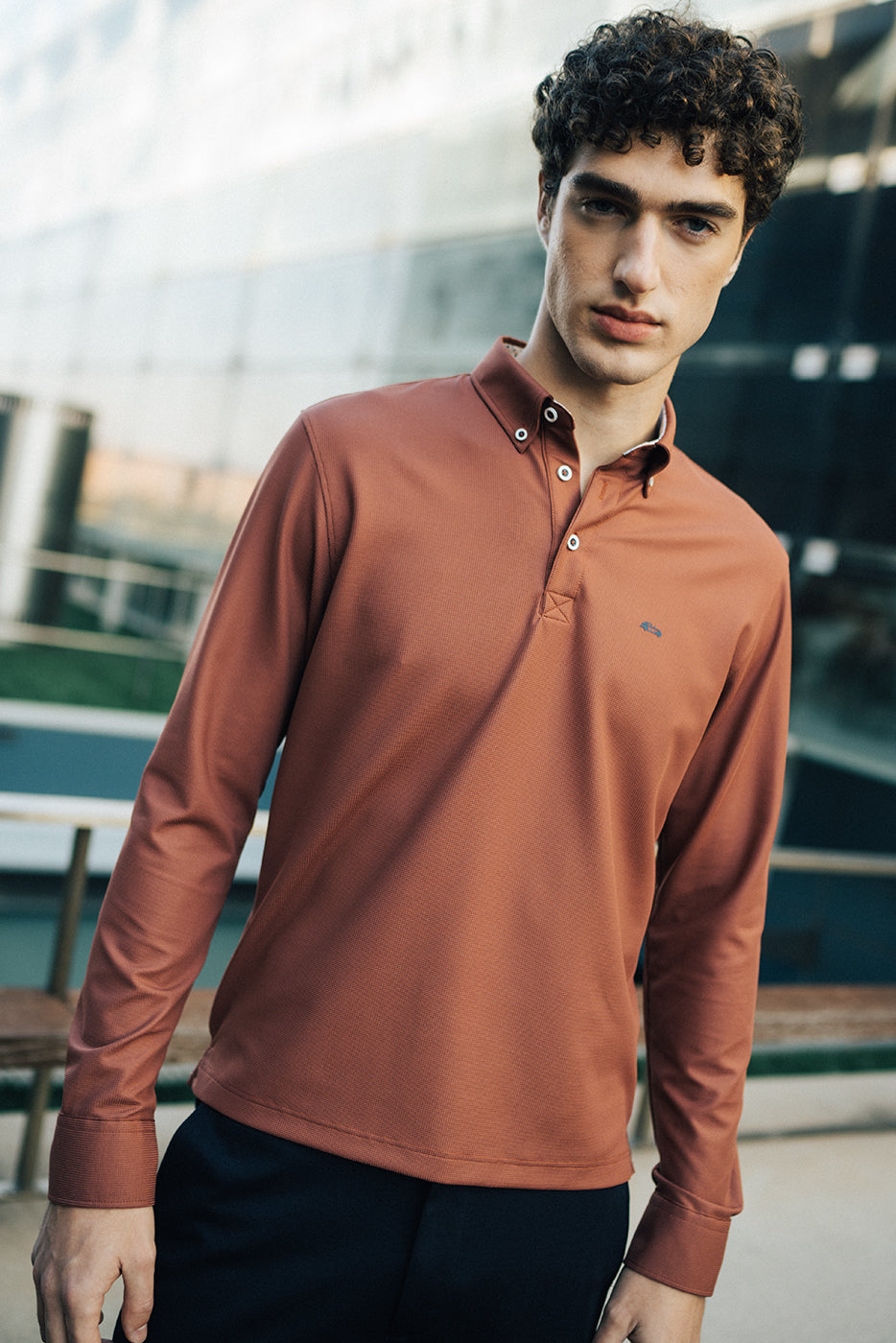 Polo hombre tejido técnico ultraelástico color caldera
