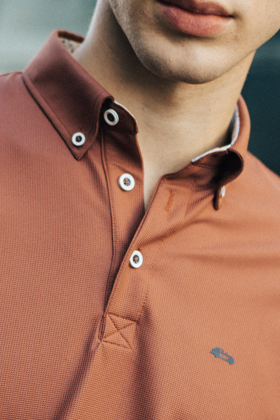 Polo hombre tejido técnico ultraelástico color caldera