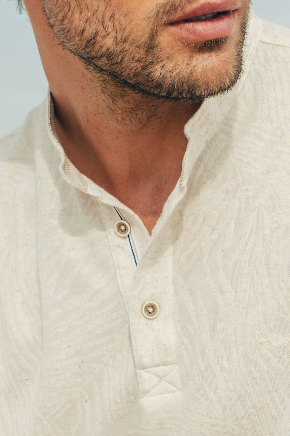 Polo hombre beige cuello mao