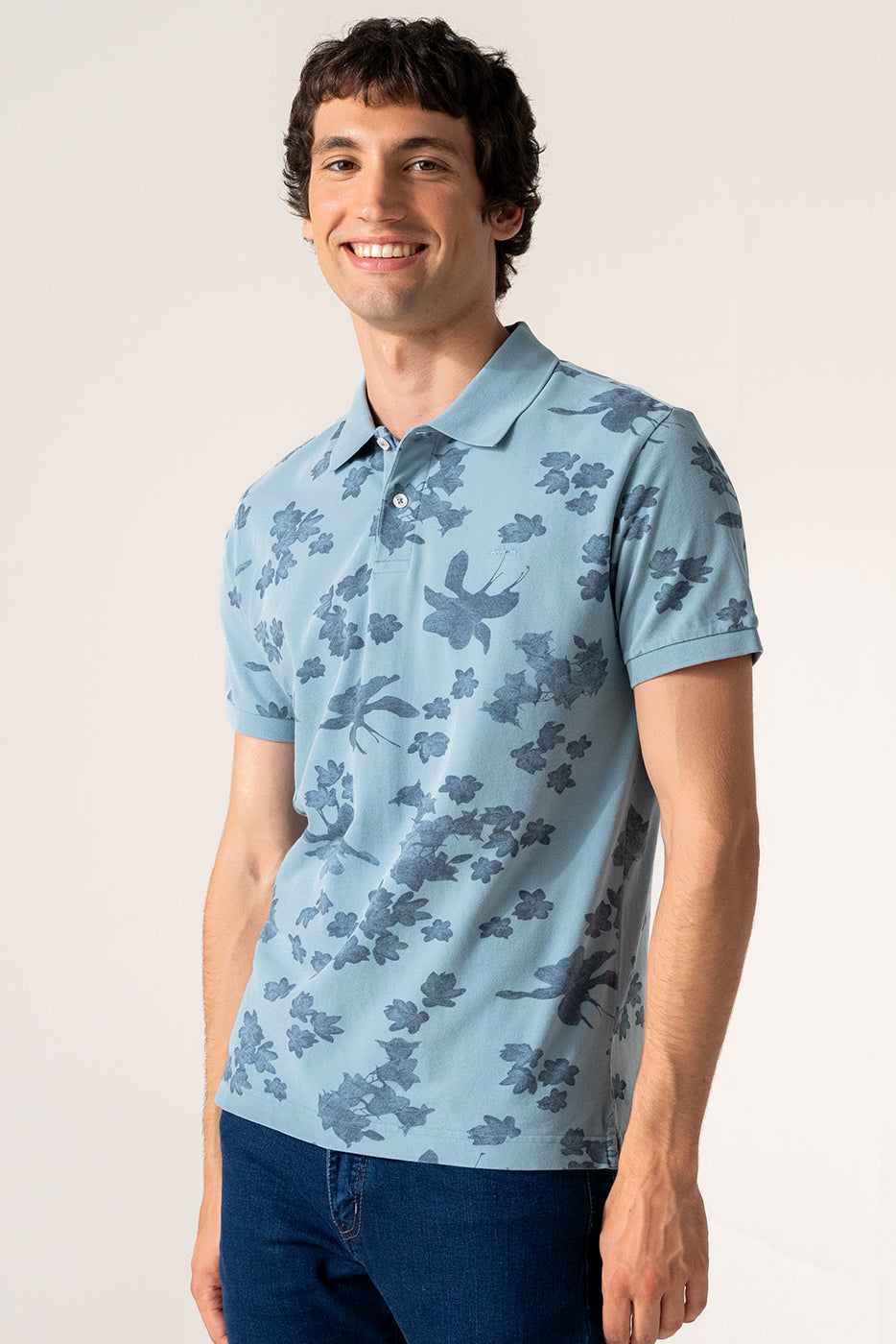 Polo tejido piqué azul estampado flores