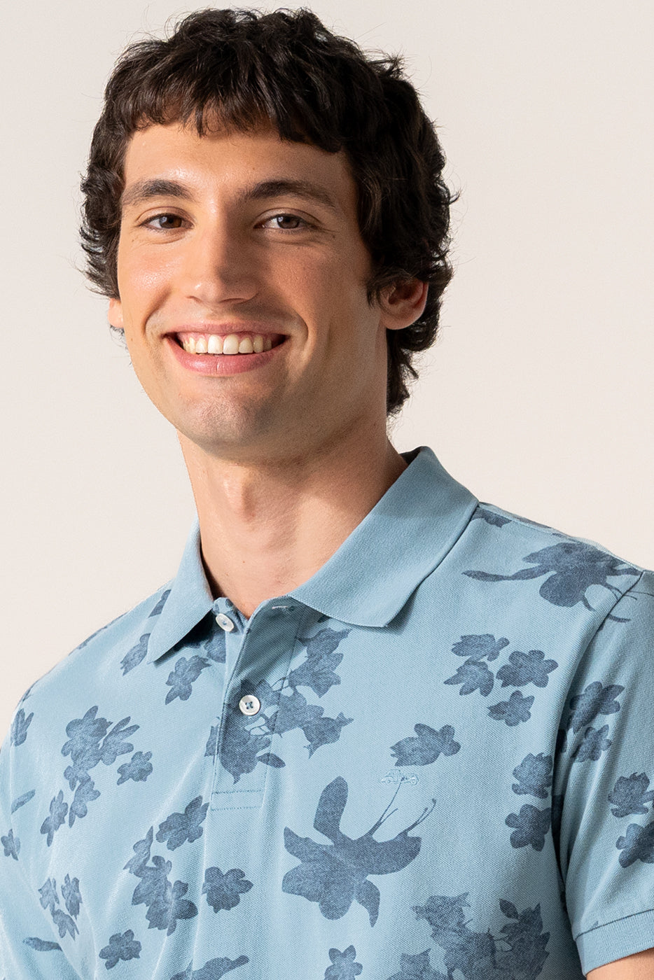 Polo tejido piqué azul estampado flores