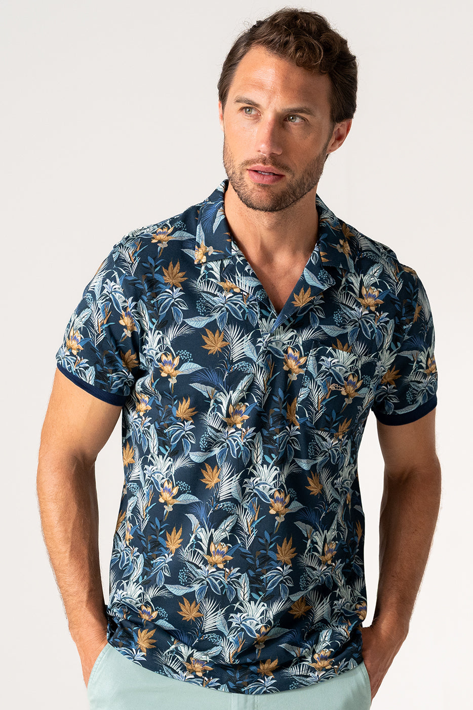 Polo piqué estampado marino cuello bowling