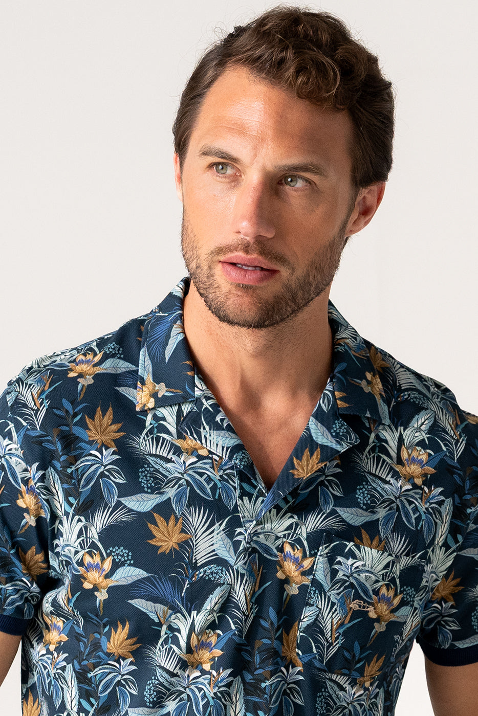 Polo piqué estampado marino cuello bowling