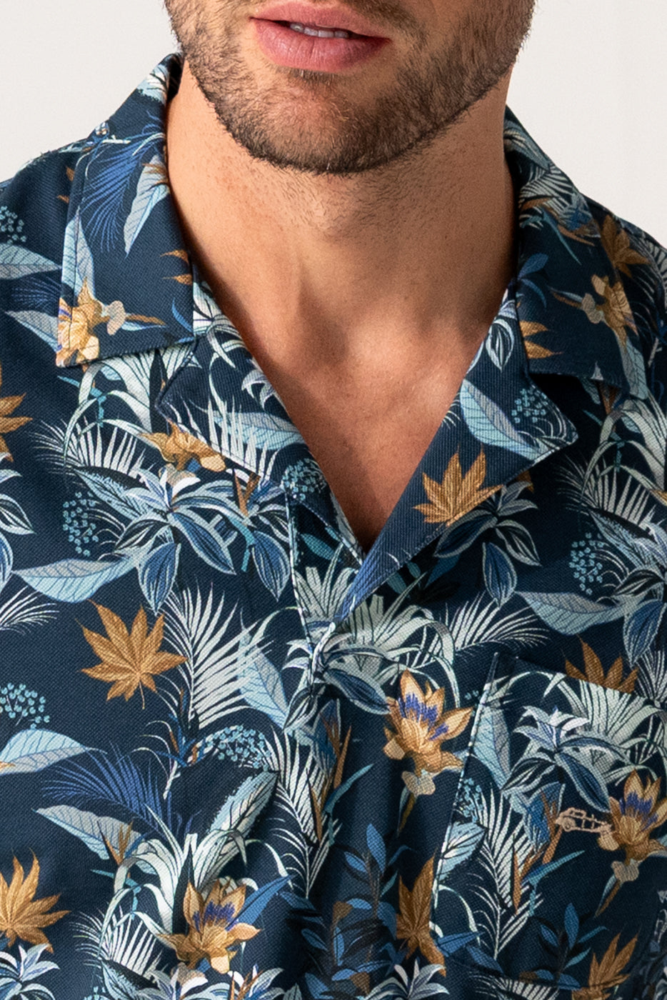 Polo piqué estampado marino cuello bowling