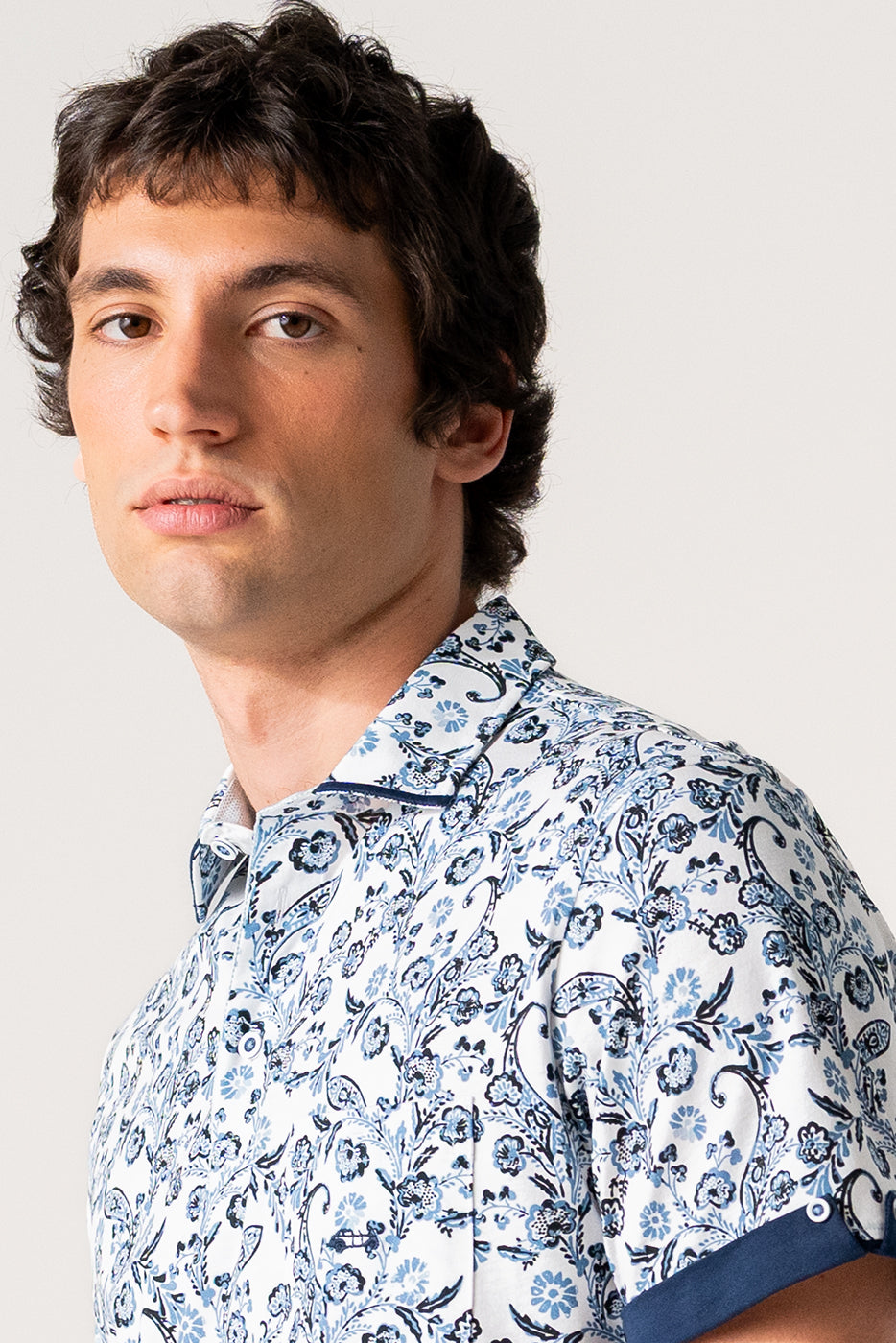 Polo punto hombre estampado flores detalle mangas