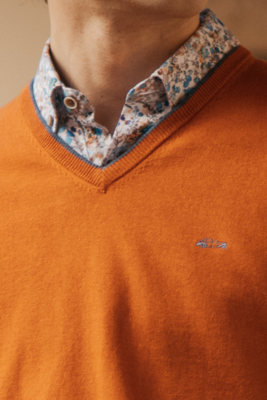 Jersey naranja cuello pico hombre