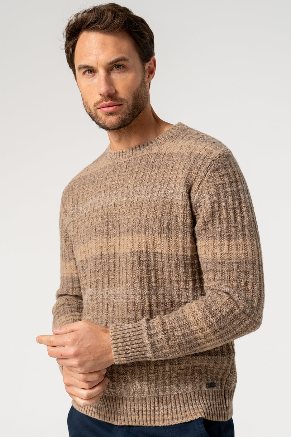 Jersey punto hombre cuello redondo color marrón
