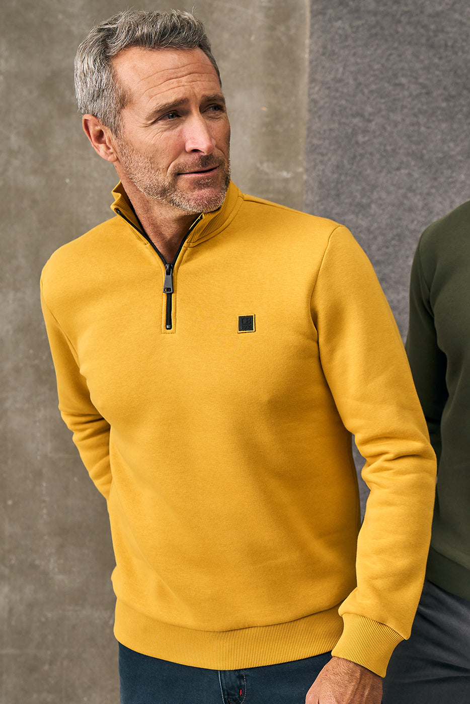 Sudadera hombre mostaza con cuello cremallera