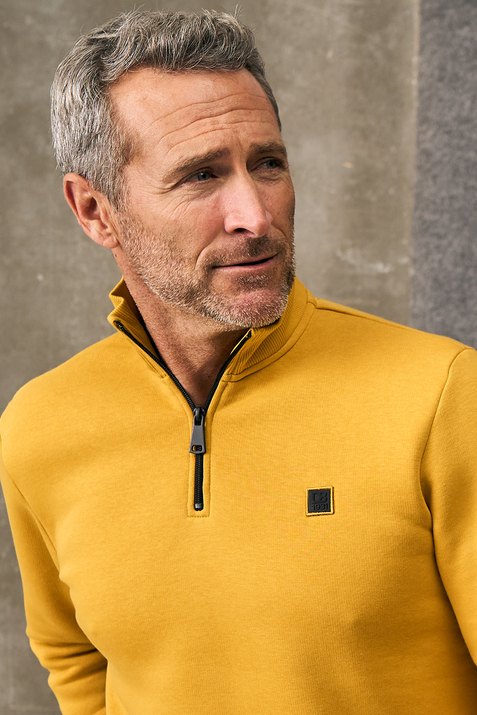 Sudadera hombre mostaza con cuello cremallera