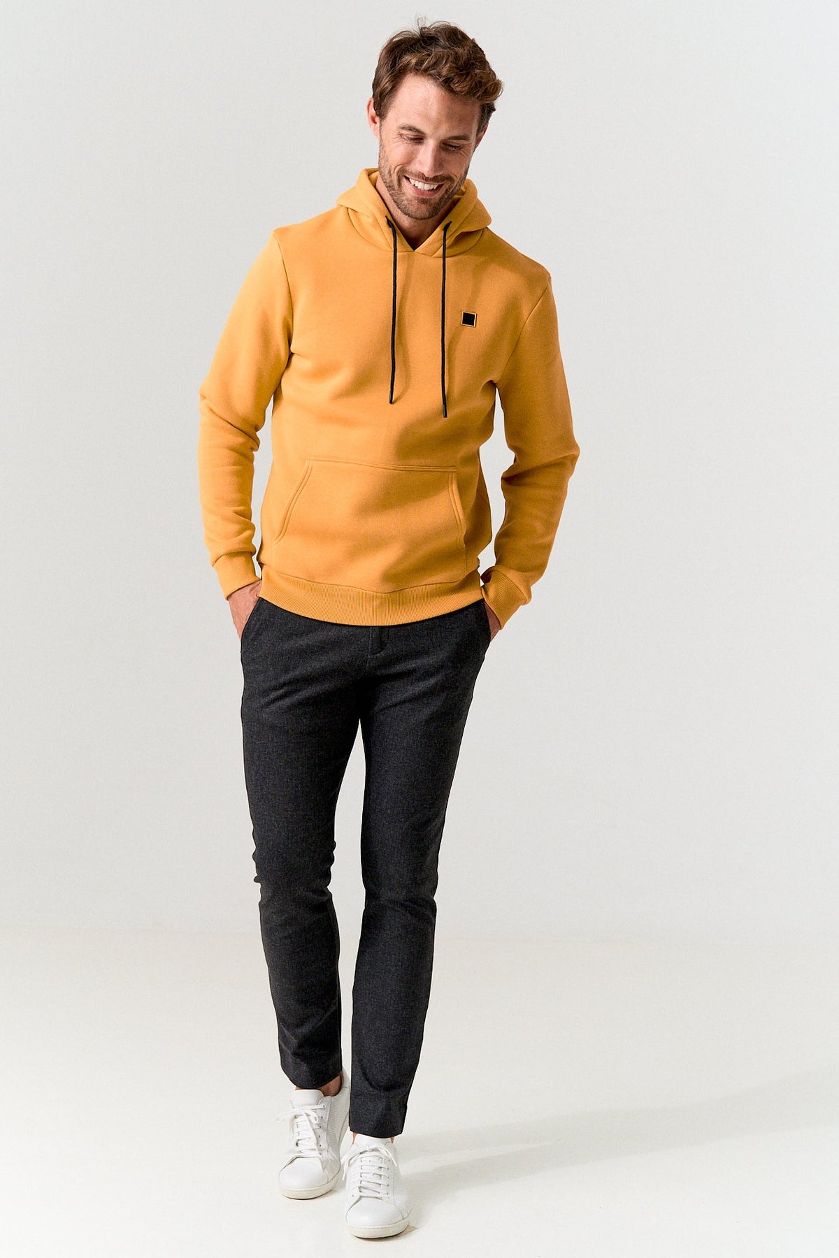 Sudadera hombre con capucha mostaza