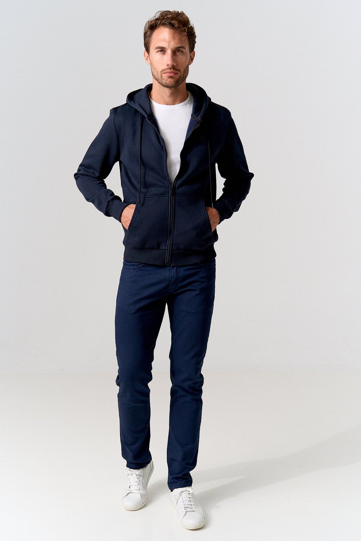 Chaqueta con cremallera y capucha marino