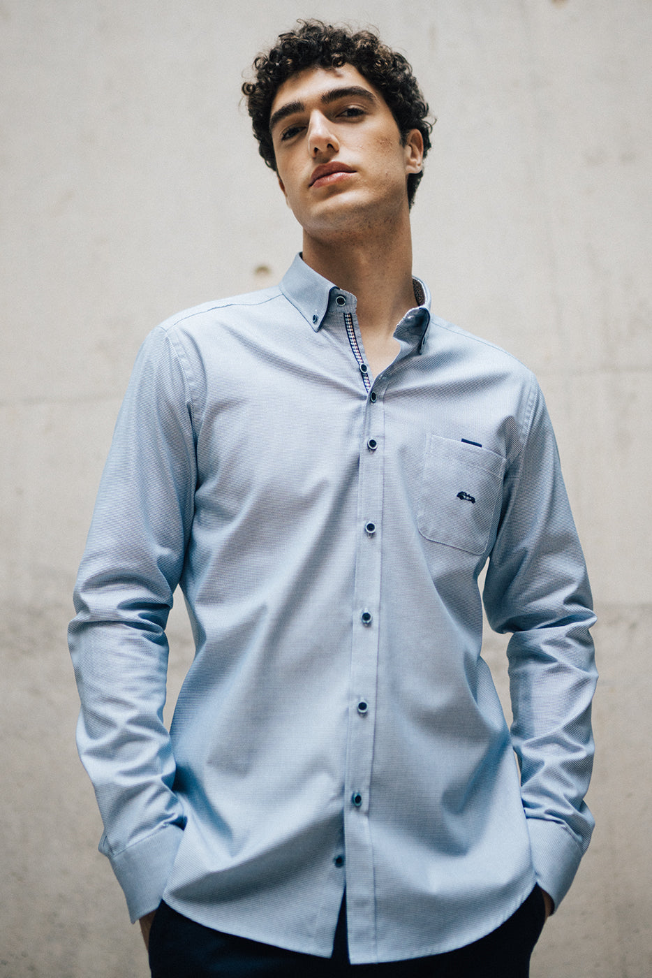 Camisa hombre azul con bolsillo regular fit