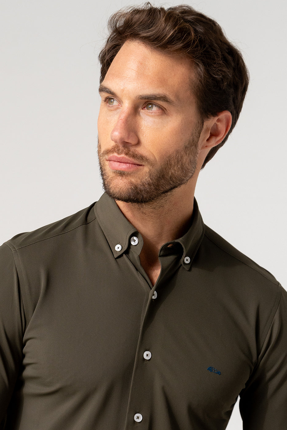 Camisa bielástica regular fit falso liso caqui