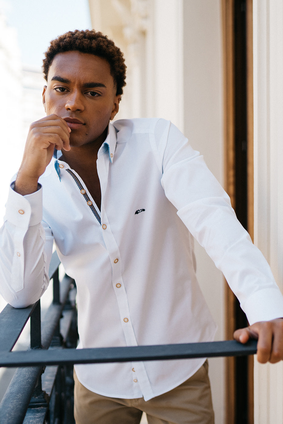 Camisa elástica blanca con coordinado en puños y cuello