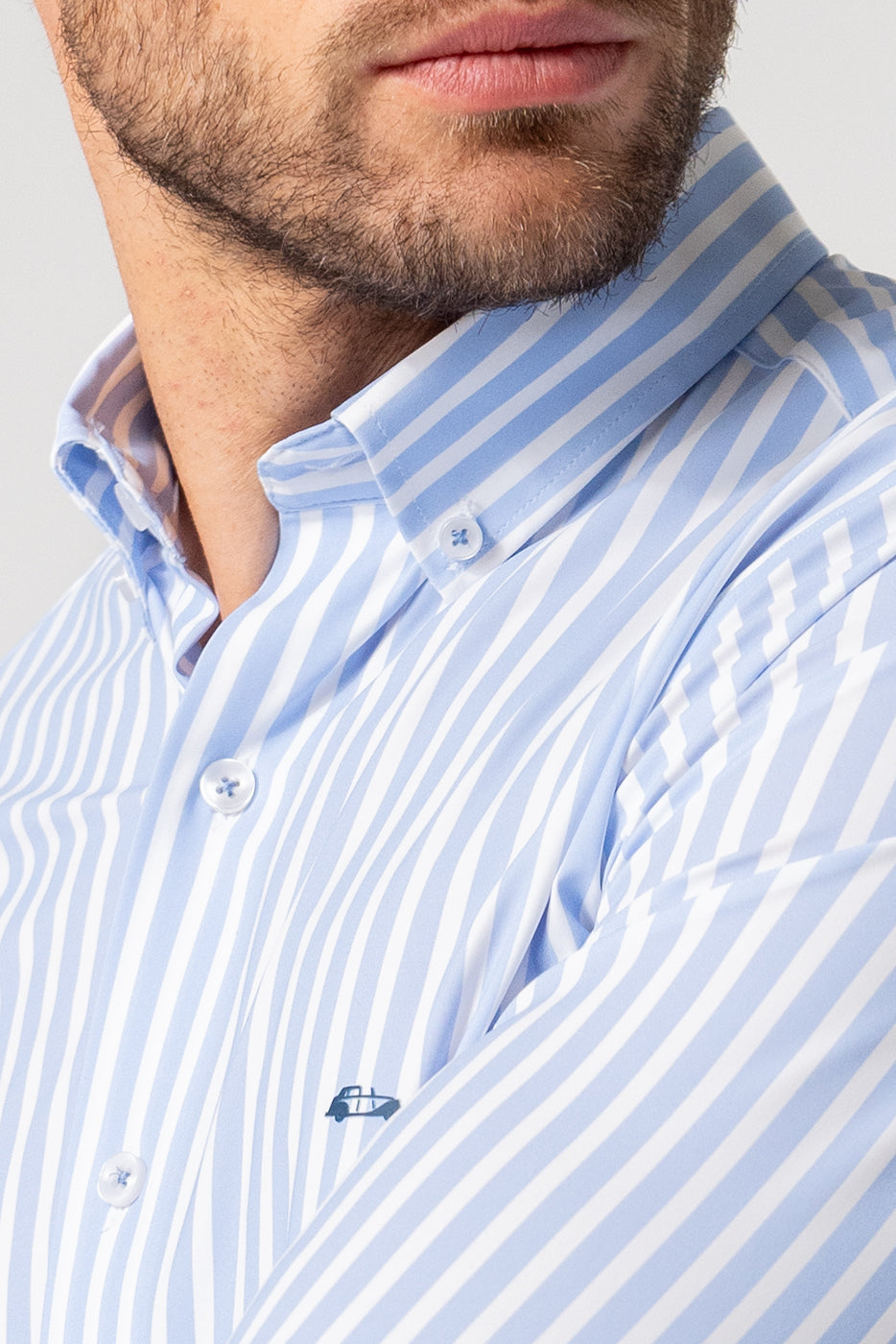 Camisa bielástica de rayas celeste