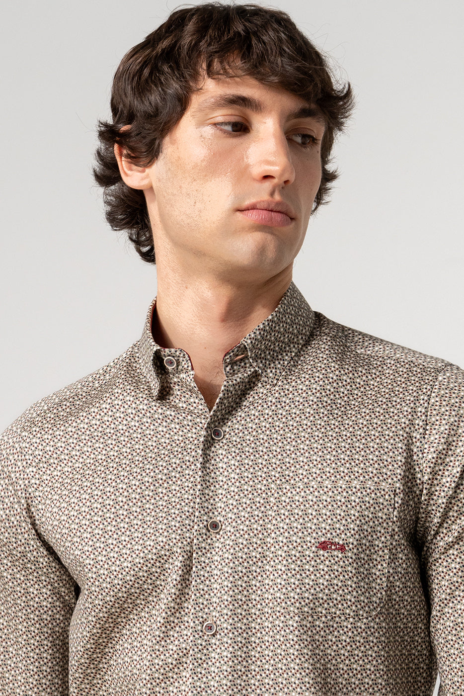 CAMISA HOMBRE CON BOLSILLO ESTAMPADO FONDO MARRÓN