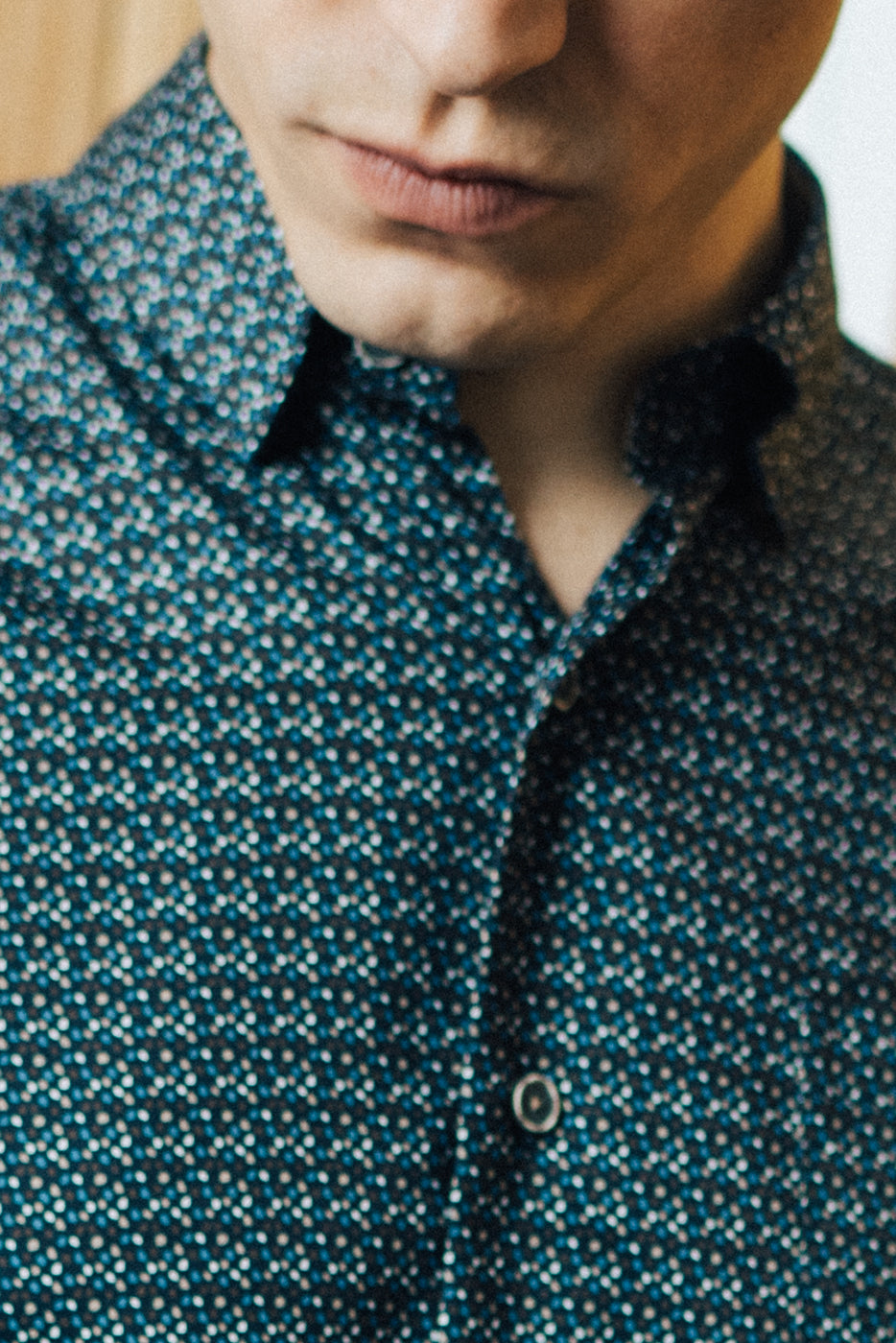 Camisa hombre estampado fondo marino con bolsillo