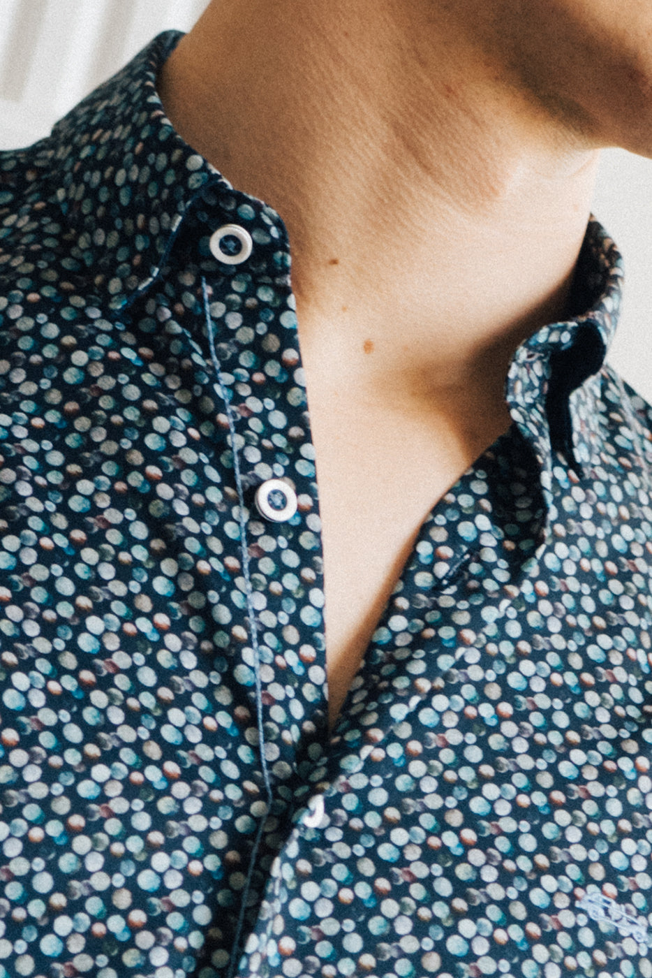 Camisa hombre estampado lunares en marino