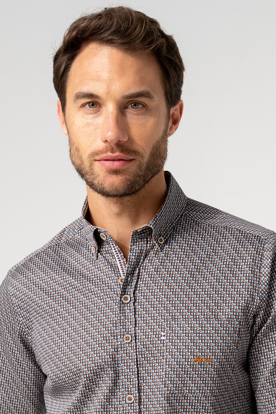 Camisa con bolsillo estampado rombos en tonos granates