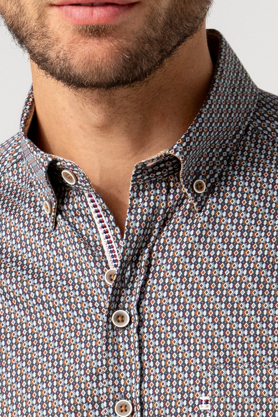 Camisa con bolsillo estampado rombos en tonos granates