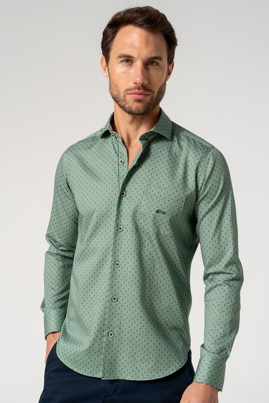 Camisa estampada con bolsillo en tono verde