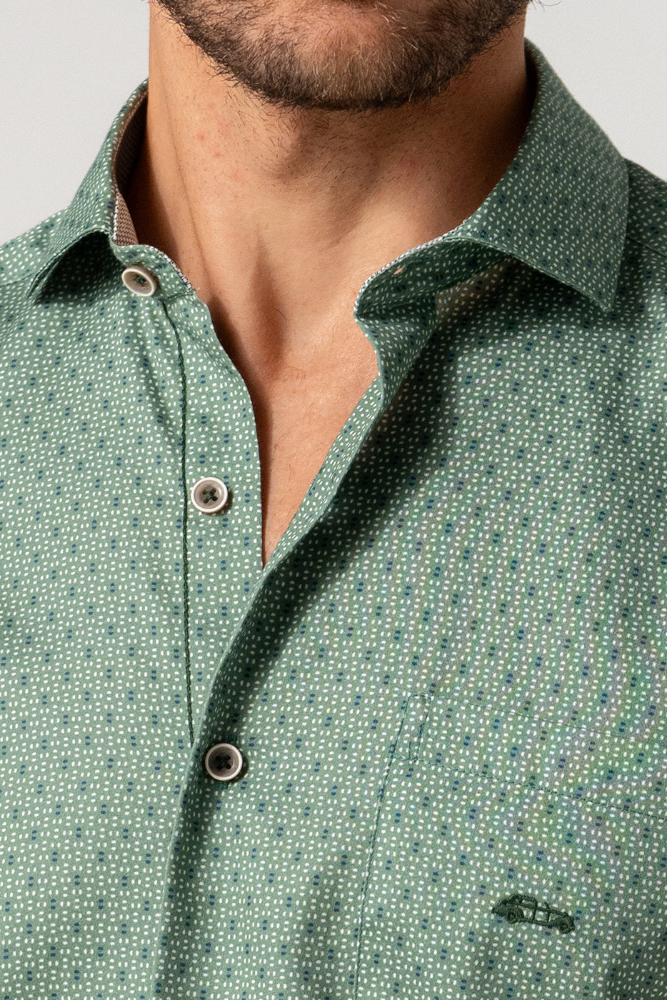 Camisa estampada con bolsillo en tono verde
