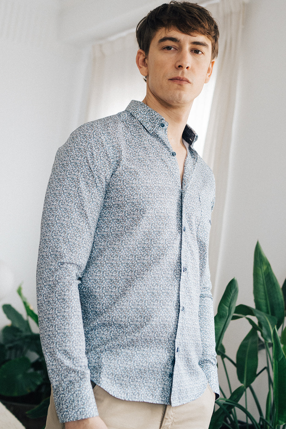 Camisa estampado geométrico gris con bolsillo