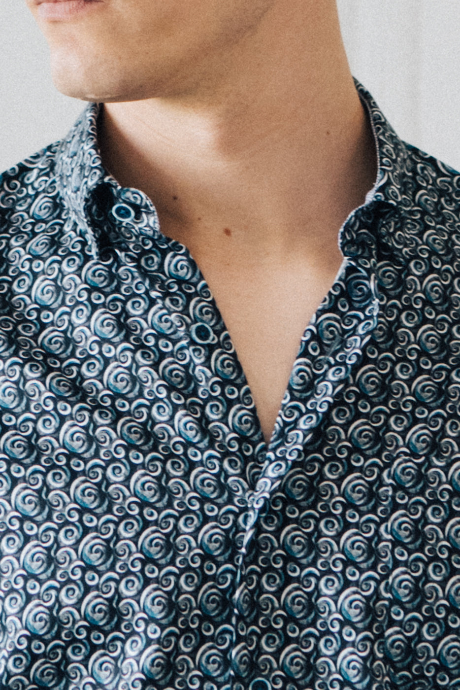 Camisa hombre con bolsillo fondo marino