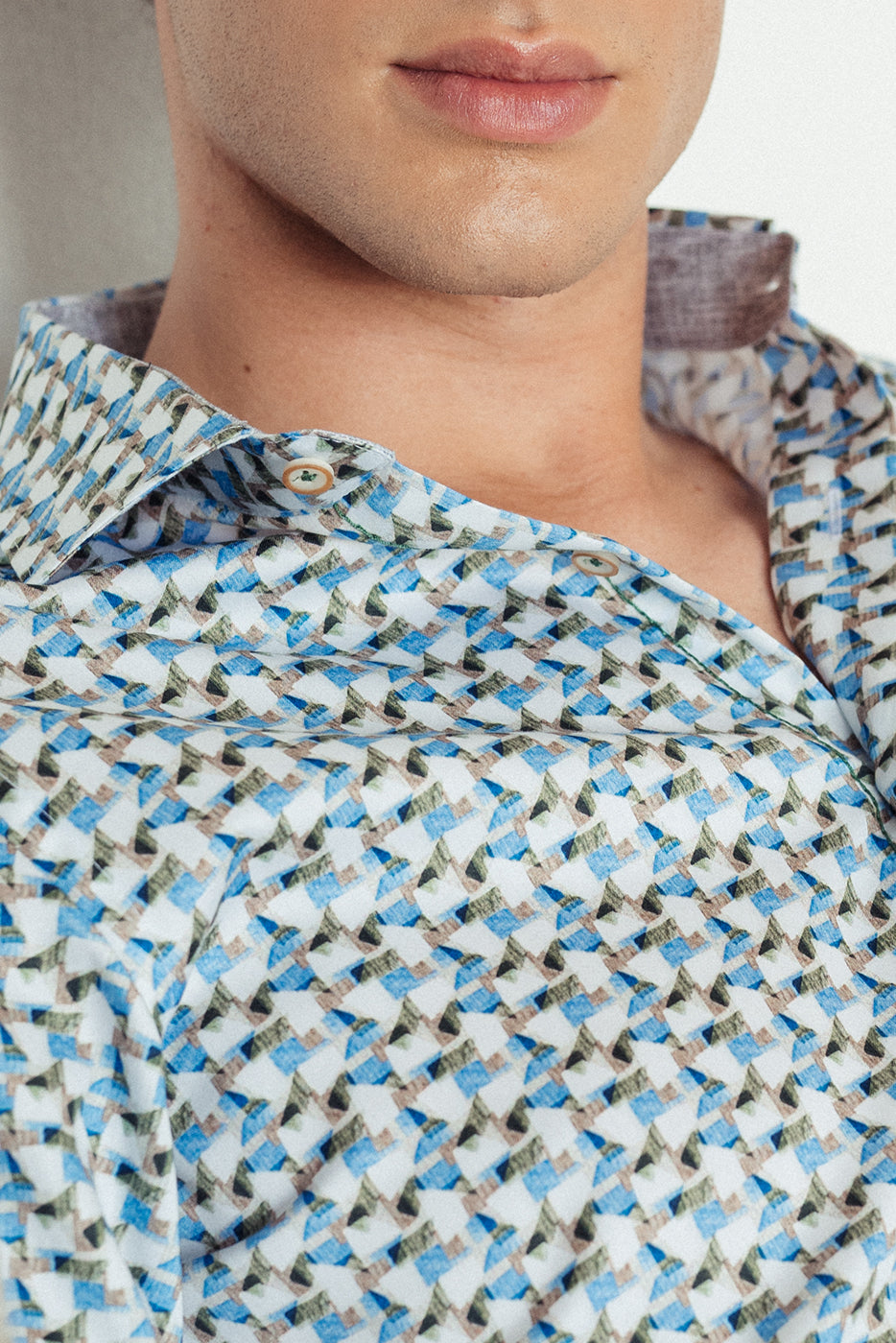 Camisa con cuello italiano estampados geométricos