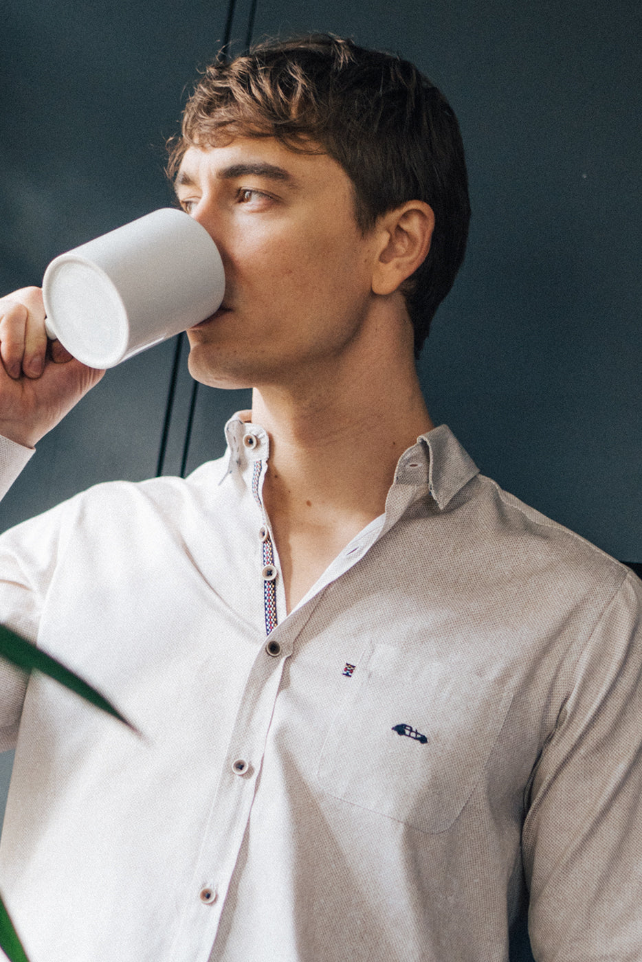 Camisa hombre beige con bolsillo