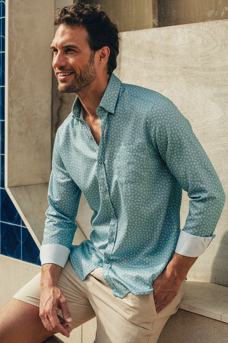 Camisa hombre regular fit estampado azul con bolsillo