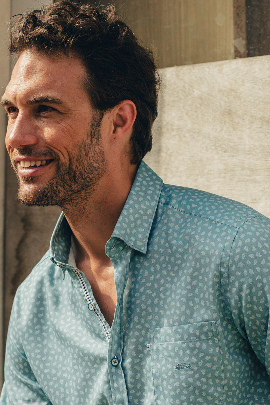 Camisa hombre regular fit estampado azul con bolsillo