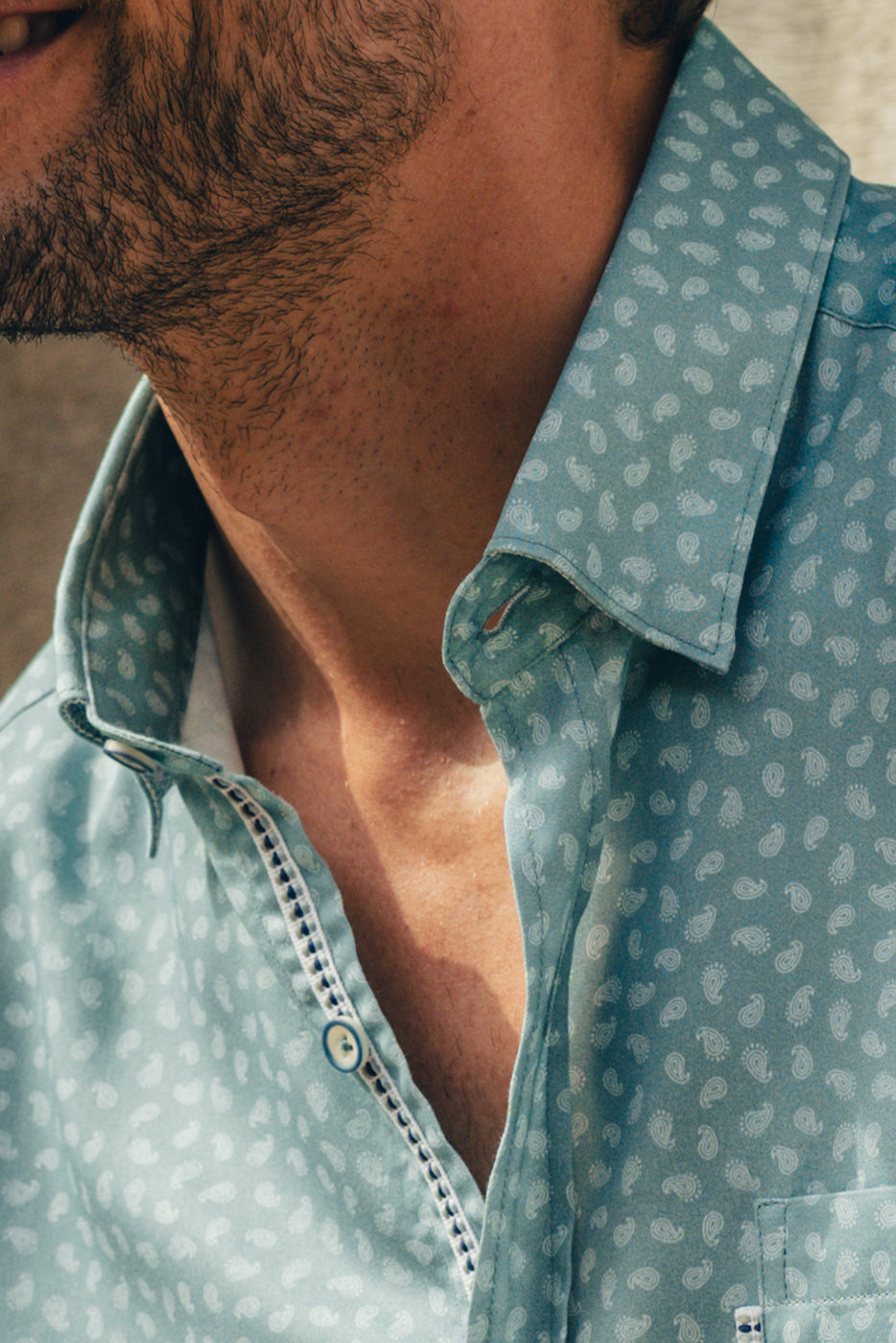 Camisa hombre regular fit estampado azul con bolsillo