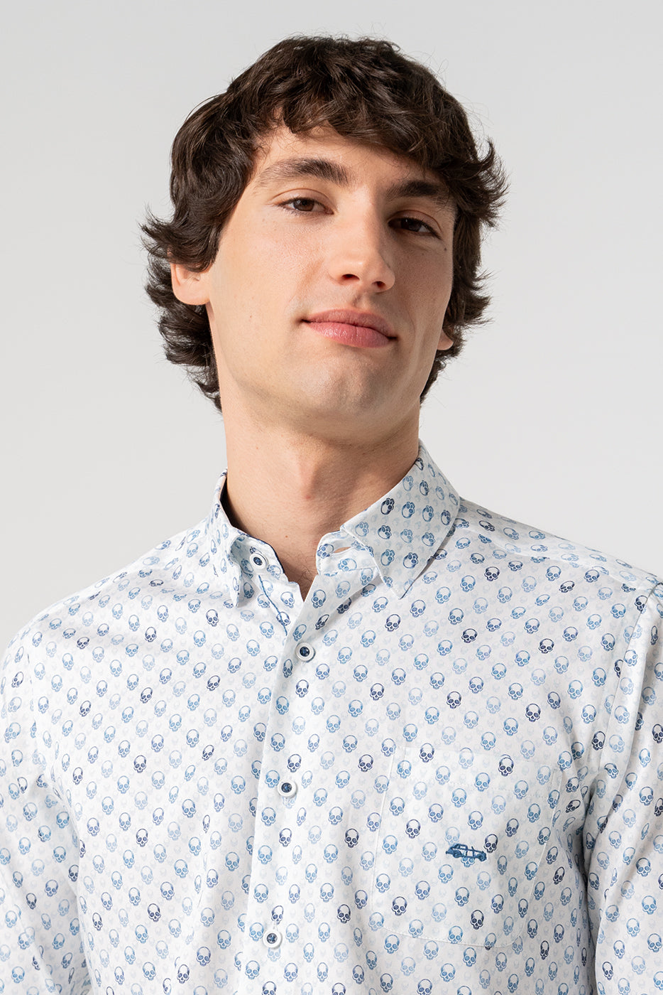 Camisa slim fit estampado calaveras azules