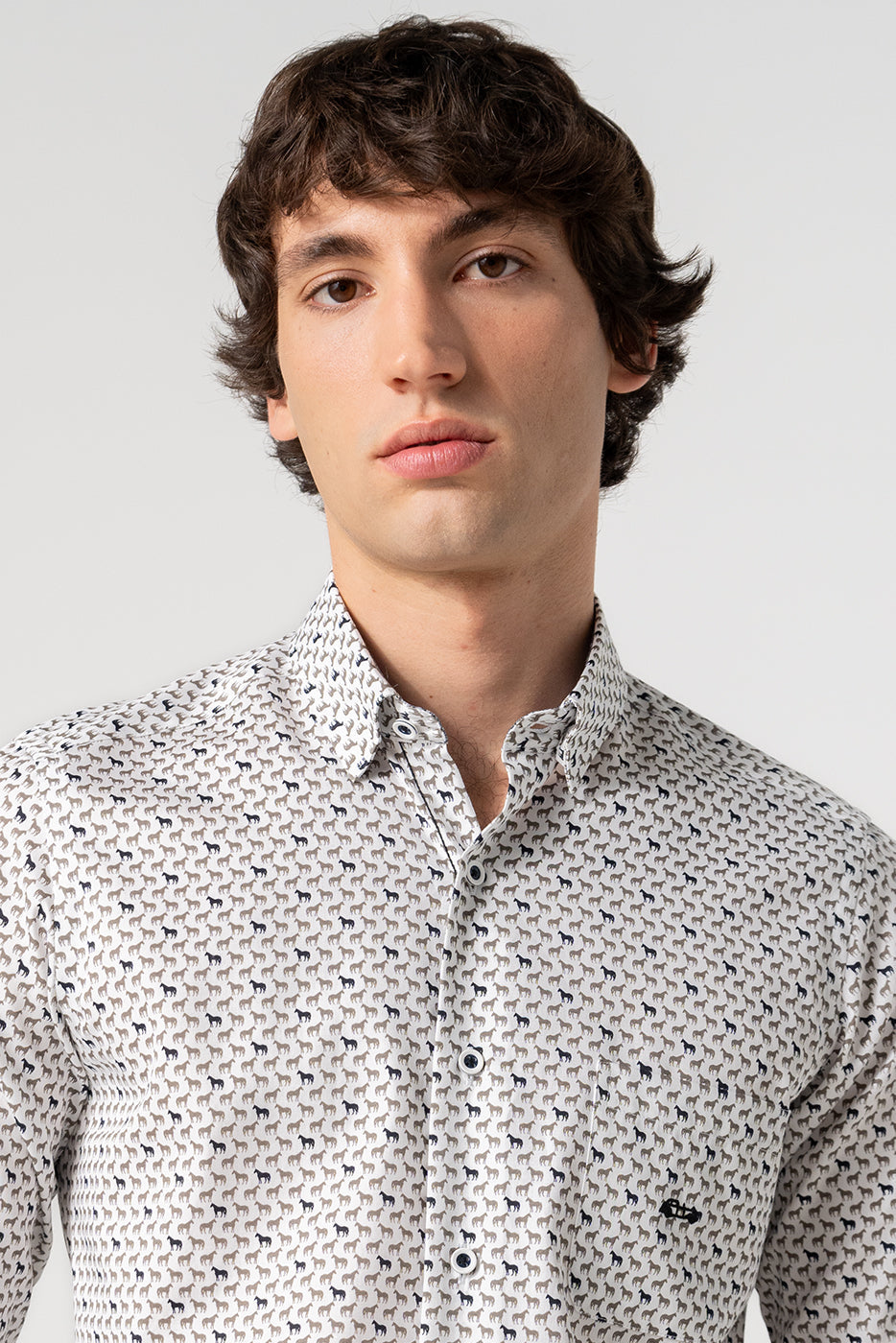 Camisa estampada hombre de caballos grises con bolsillo