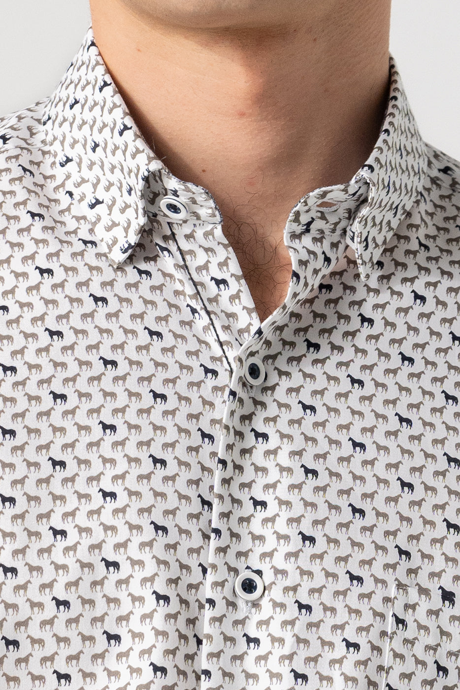 Camisa estampada hombre de caballos grises con bolsillo