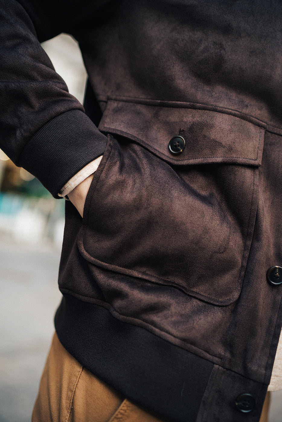 Chaqueta estilo ante con botones y bolsillos grandes