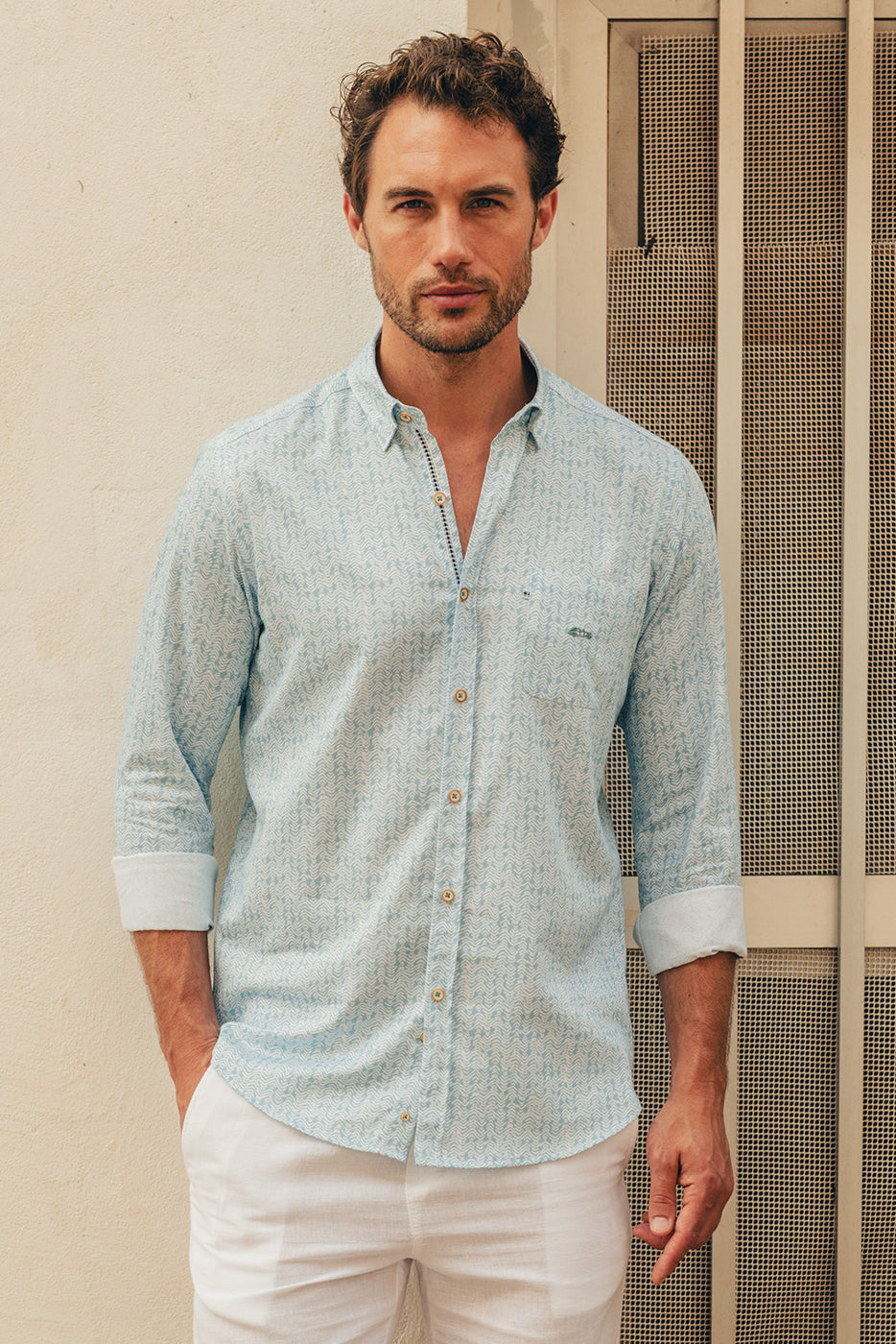 Camisa con bolsillo hombre estampado geométrico celeste