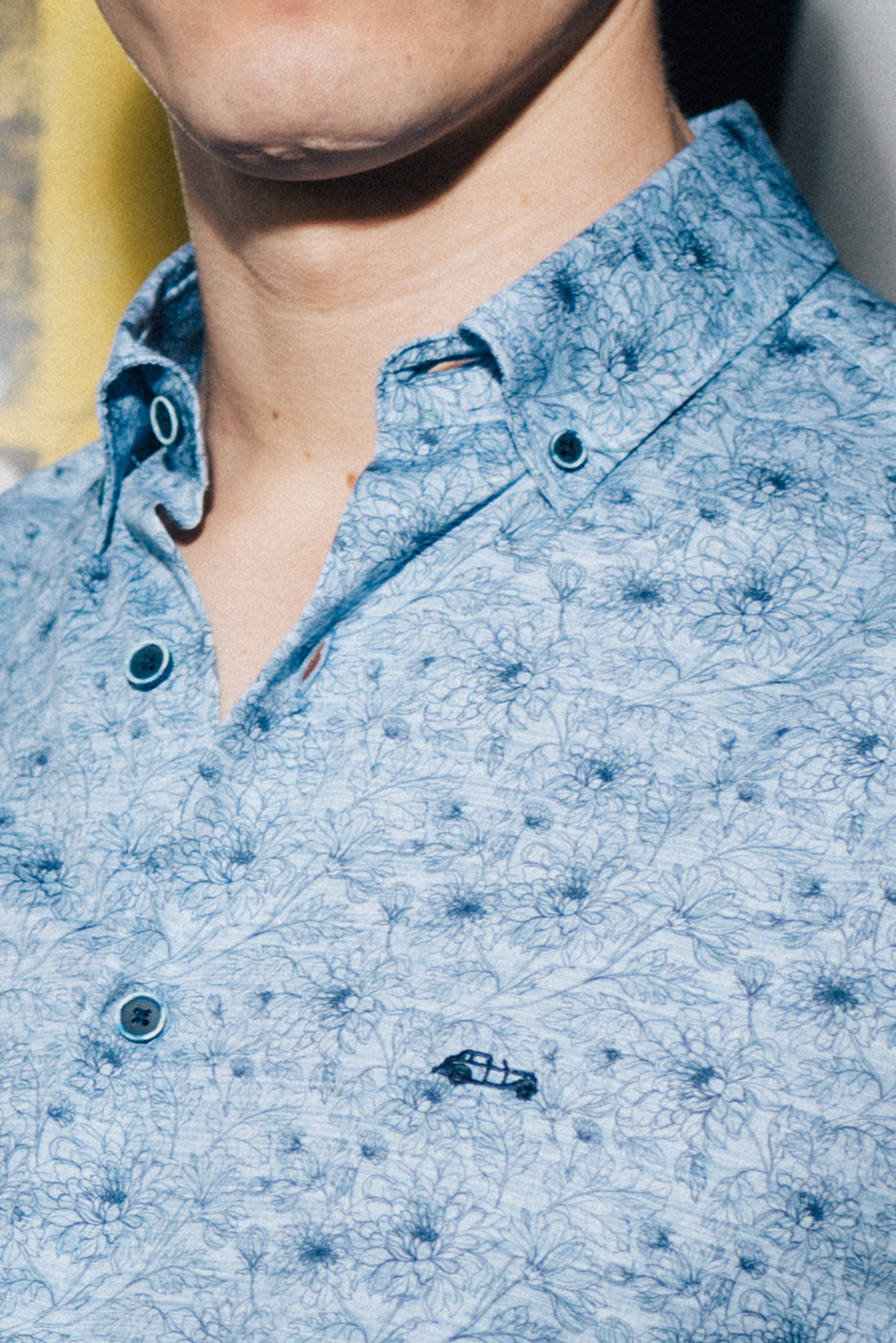 Camisa estampado flores en fondo aspecto vaquero slim fit