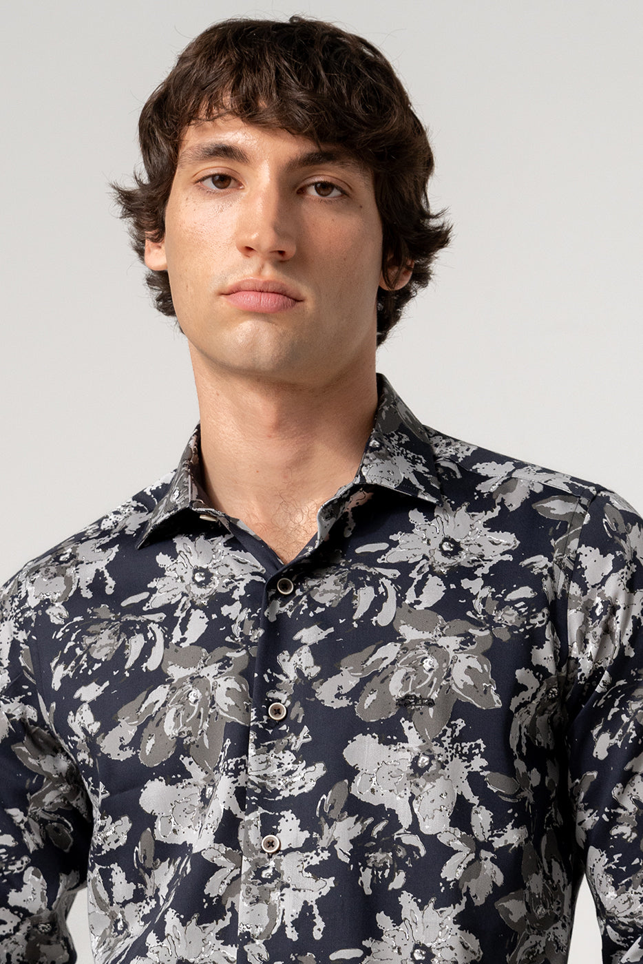 Camisa hombre estampado flores negras slim fit