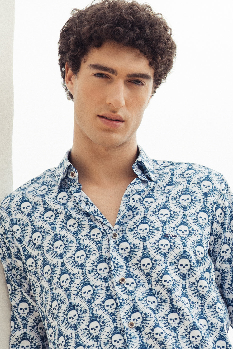 Camisa de hombre calaveras efecto tie-dye