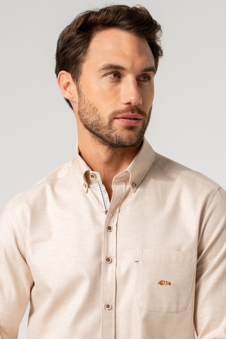 Camisa lisa beige con bolsillo