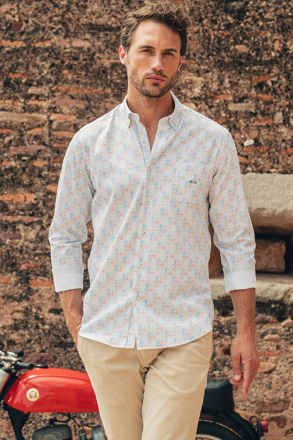 Camisa hombre estampado balones colores