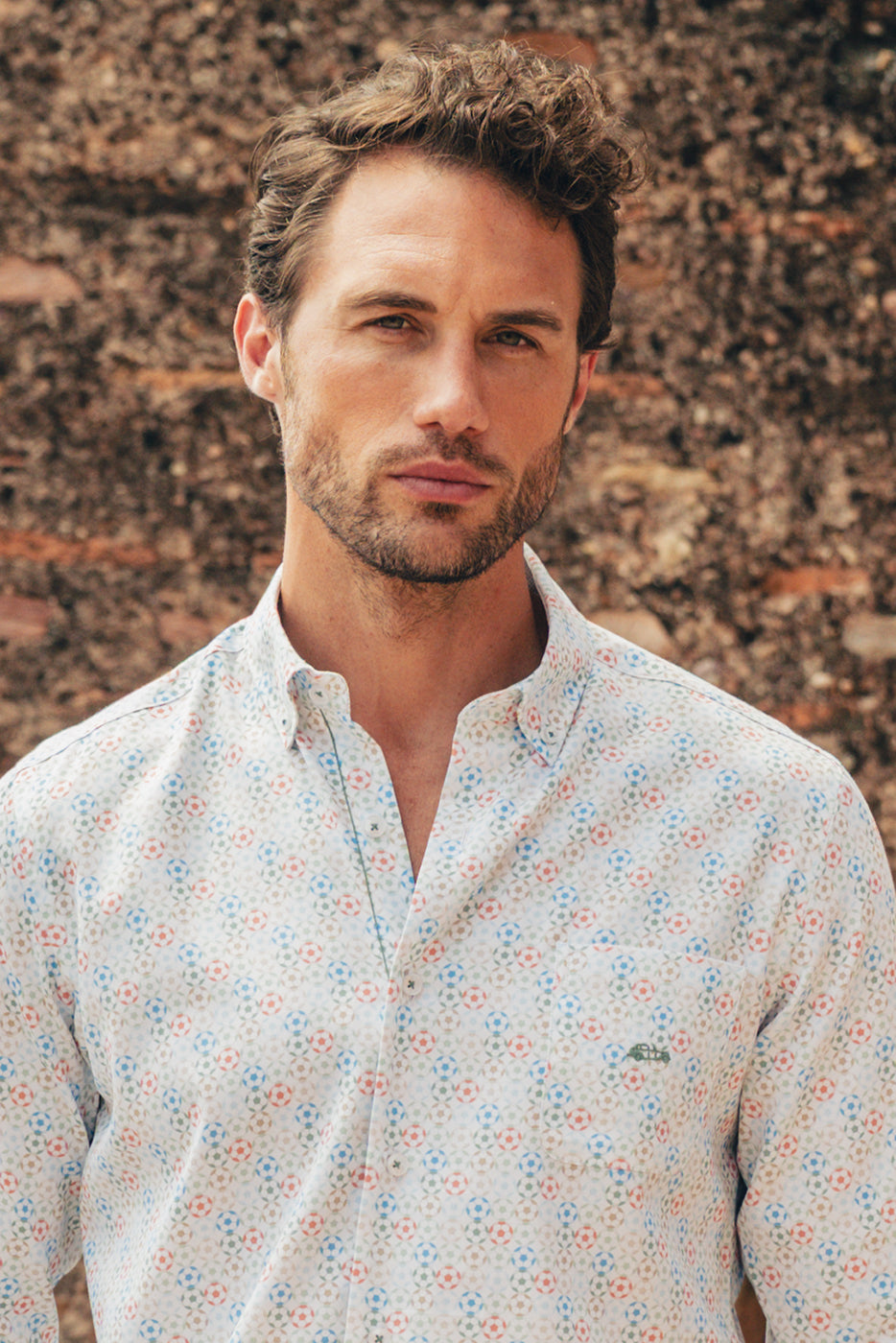 Camisa hombre estampado balones colores