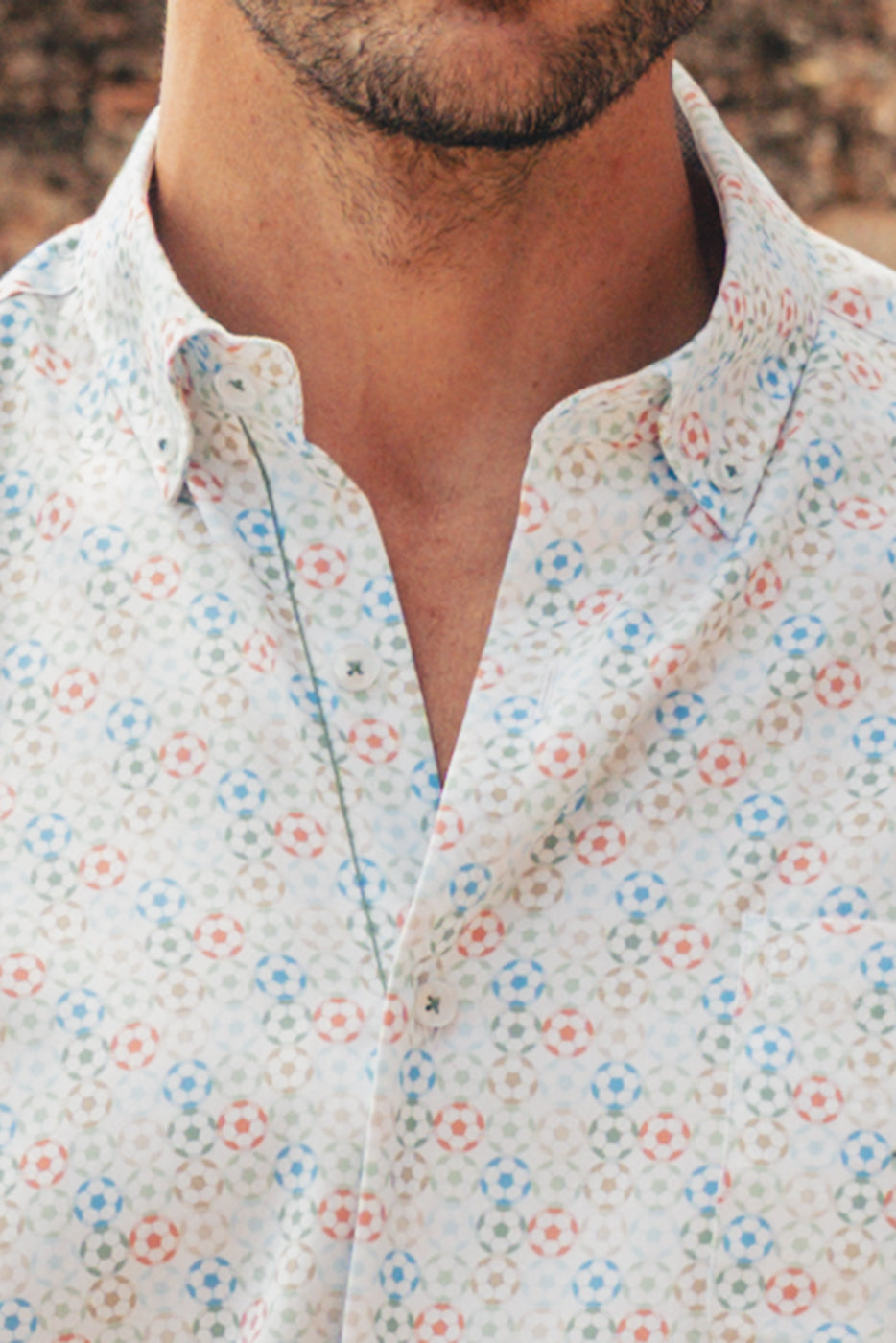 Camisa hombre estampado balones colores