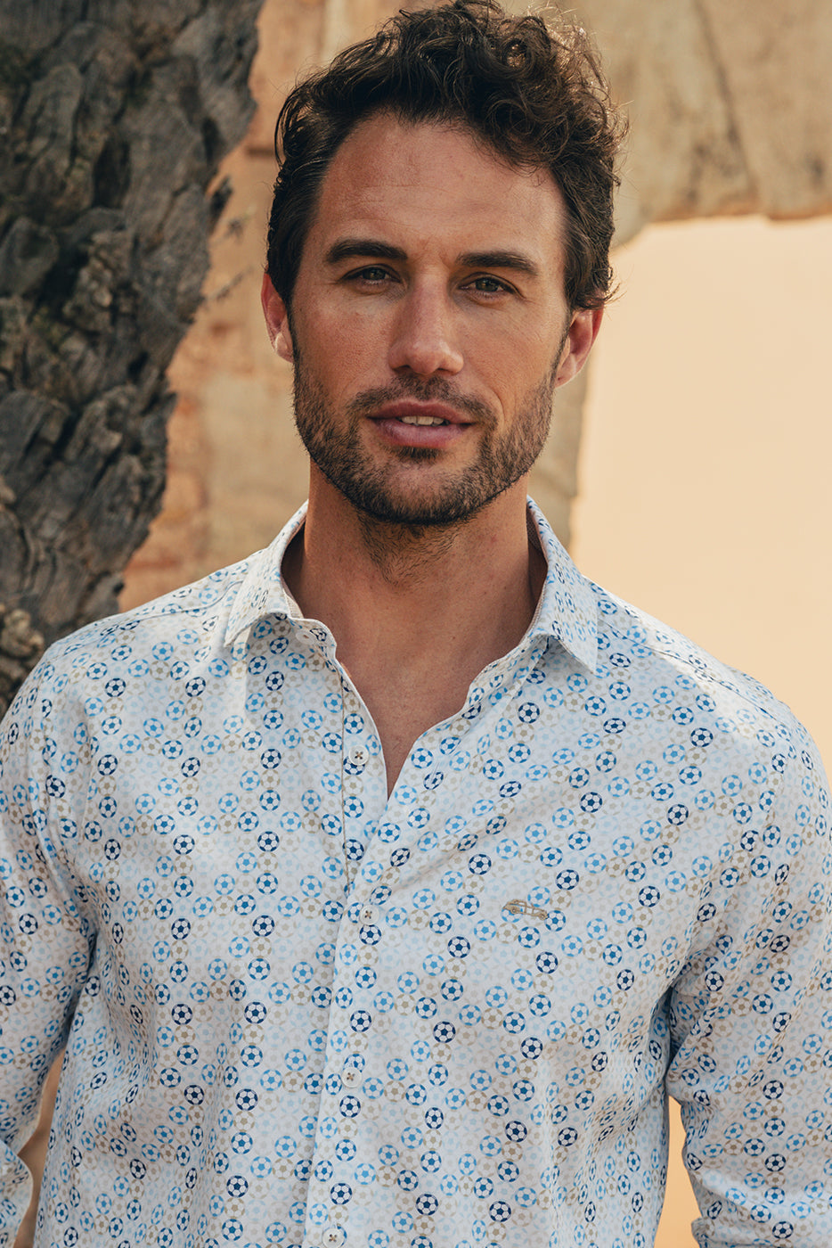 Camisa estampada hombre balones azules beige