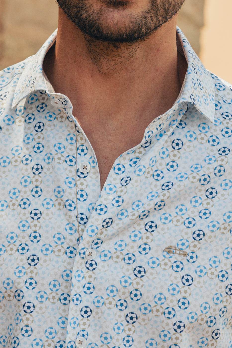 Camisa estampada hombre balones azules beige