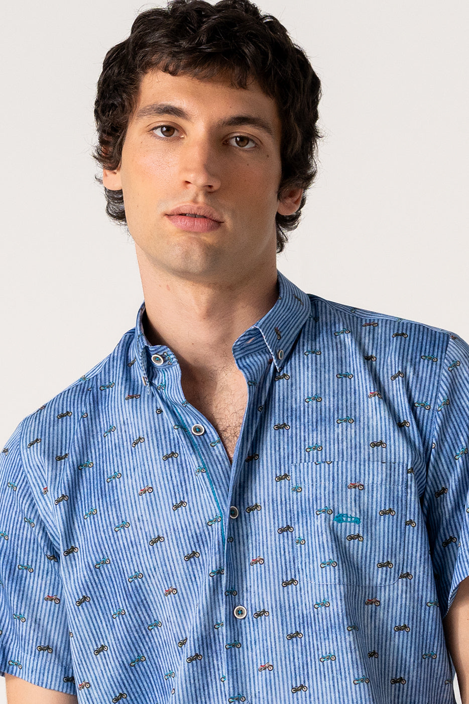 Camisa manga corta estampado rayas y motos